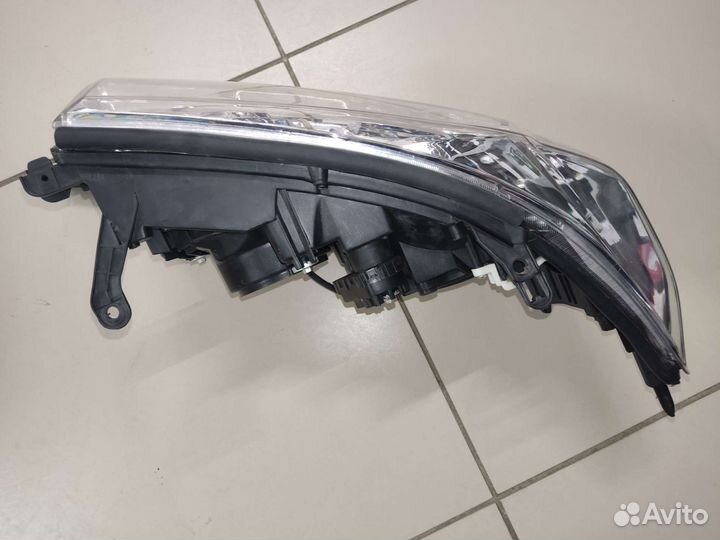 Фара правая toyota Land cruiser fj200 07