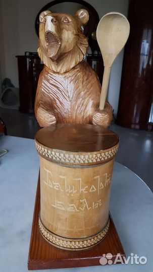 Резной медведь из дерева