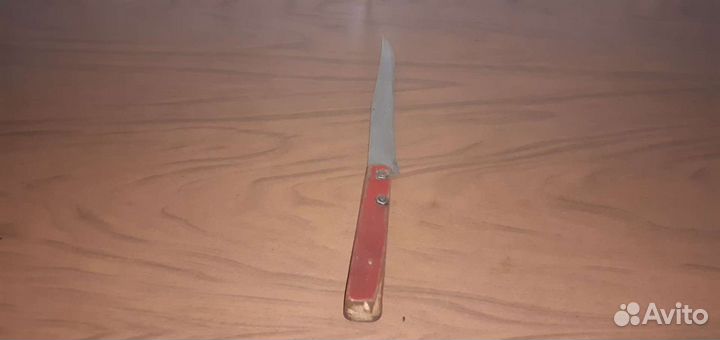 Кухонный нож с красной ручкой