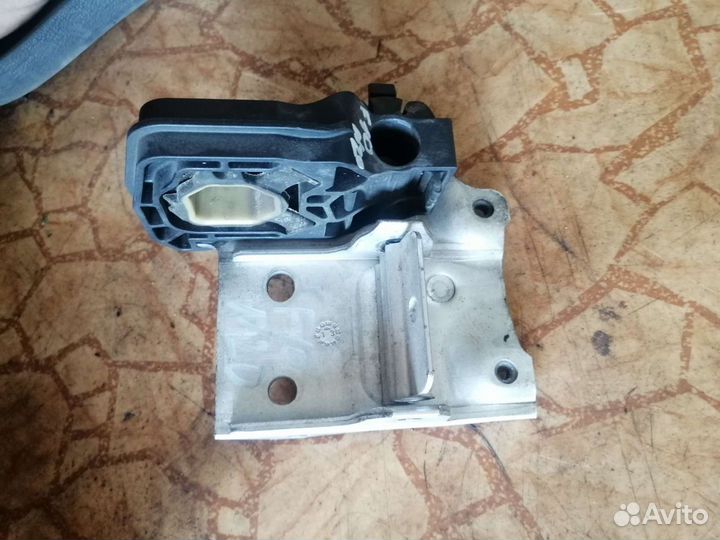 Кронштейн радиатора BMW F10