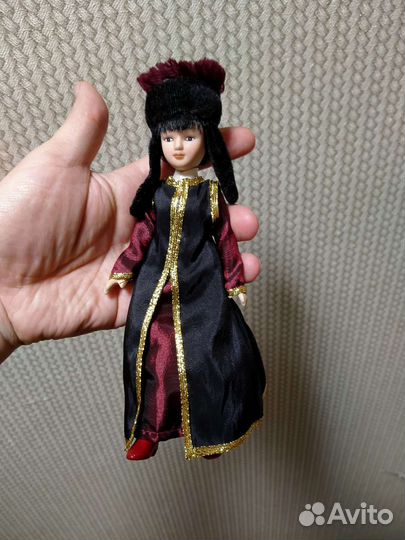 Фарфоровая кукла в национальном костюме