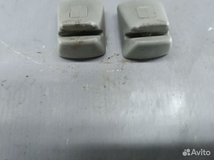 Крючок солнцезащитного козырька Ford Focus 1