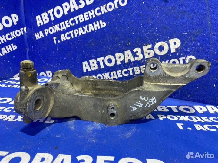 Передний правый поворотный кулак Nissan Teana J32