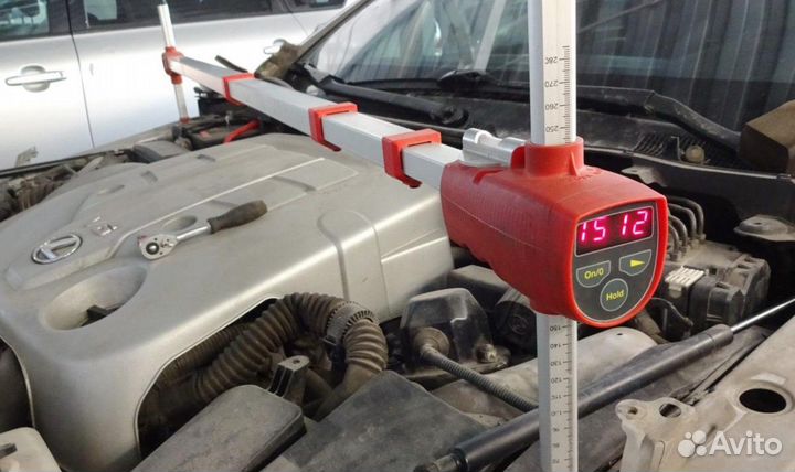 Проверка кузова Honda на стапеле, толщиномером