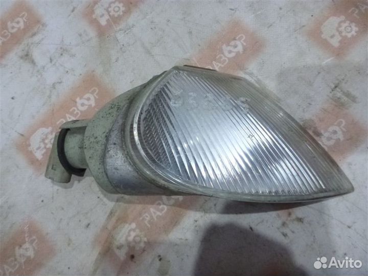 Поворотник передний правый Renault Laguna