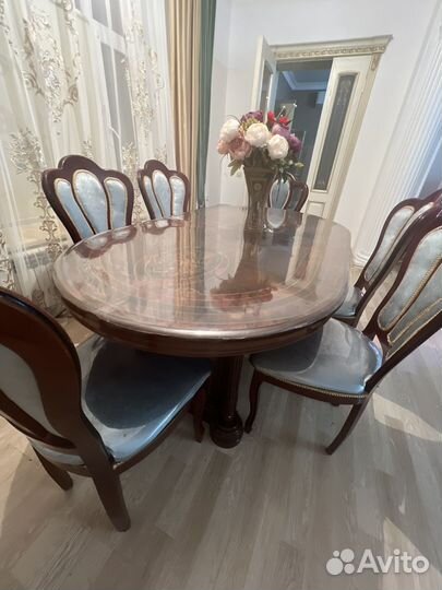 Занавески шторы и стол стулья тоже