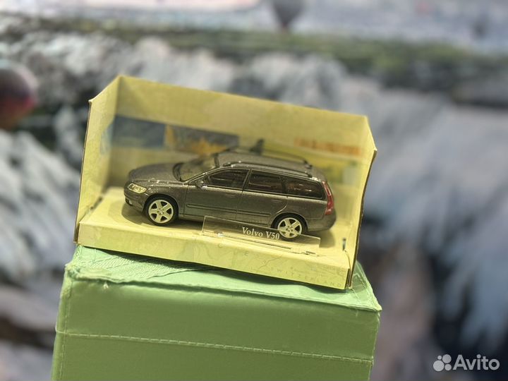 Модель автомобиля 1:43 Volvo V50