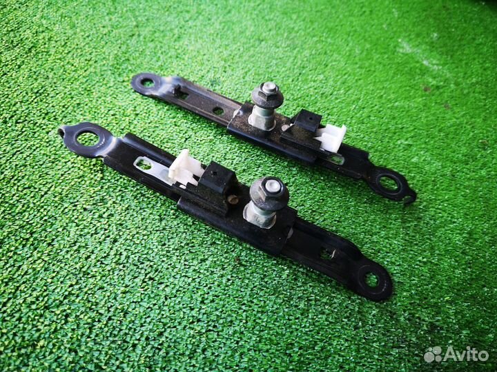 Фиксатор ремня безопасности на Toyota Corolla E150