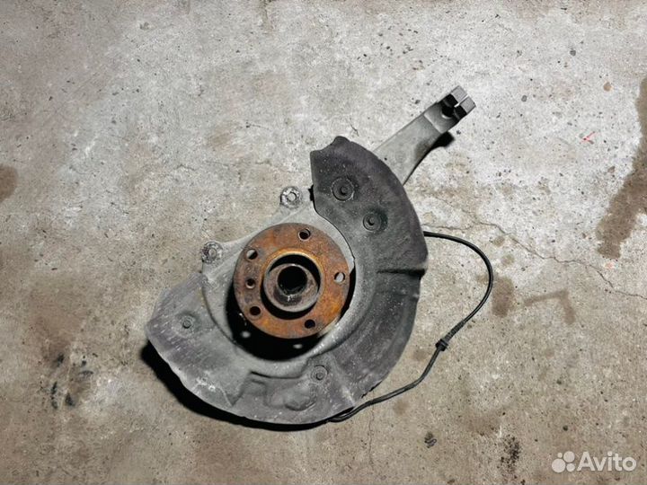 Кулак поворотный задний правый Bmw 7 F02 N63B44A