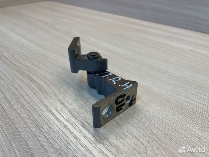 Петля двери передняя правая Skoda Rapid