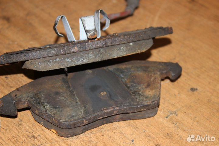 Тормозные колодки переднее левое Volkswagen Golf 6