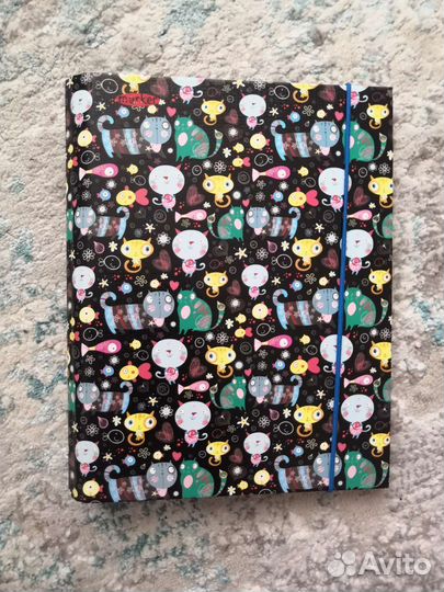 Блокнот с ручкой и тетрадь