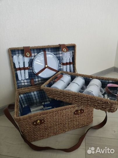 Сундук с посудой для пикника