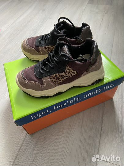 Кроссовки 28