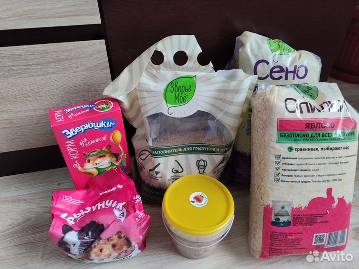 Корм,наполнитель,опилки.Для хомяка