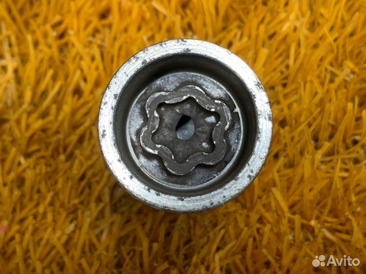 Болт колесный(секретка) Audi A4 B8/8K cdnb 2013