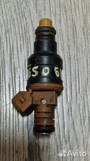 Форсунка топливная бензиновая VW Passat B3 VR-6