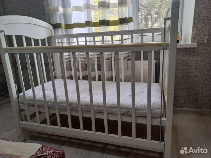 Детская кроватка с продольным маятником