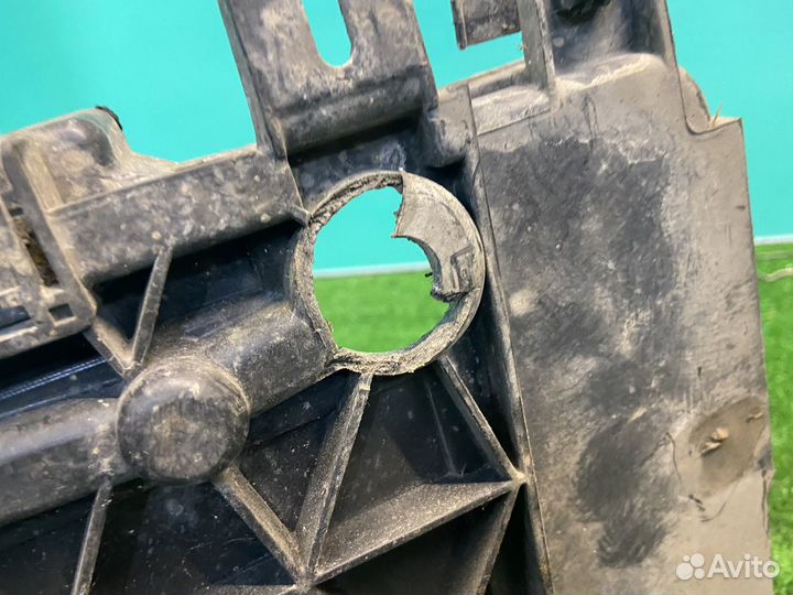 Renault Megane 2 / площадка аккумулятора крепление