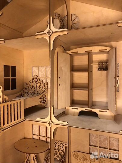 Деревянный кукольный домик с мебелью ручной работы