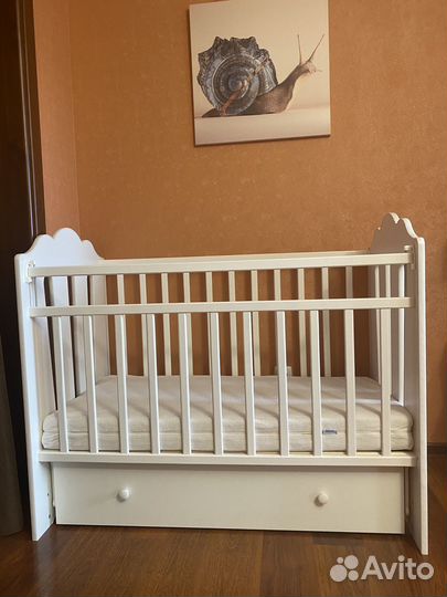 Детская кроватка с маятником и ящиком