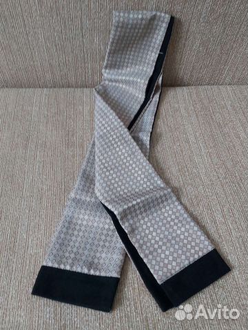 Классический Шарф выглядит стильно и круто золотой