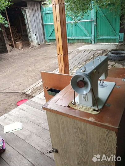 Швейная машина чайка 143, б/у, ножной привод