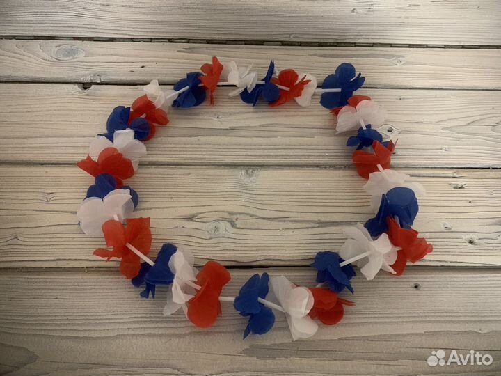 Шляпа и ожерелье с символикой Россия