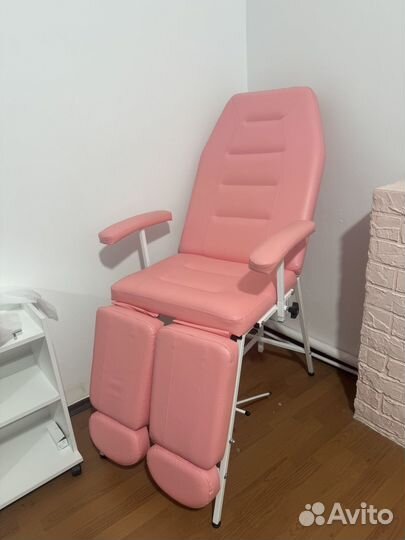 Педикюрное кресло и маникюрные столы