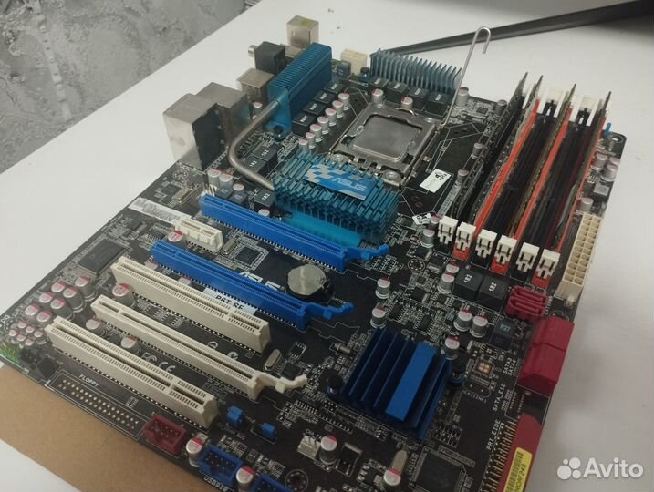 Материнская плата с процессором i7, памятью, блоко