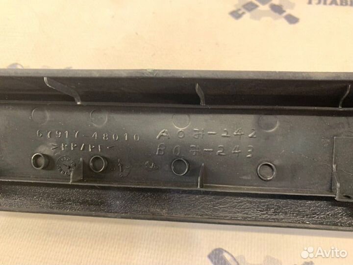 Накладка на порог задняя правая Toyota Harrier