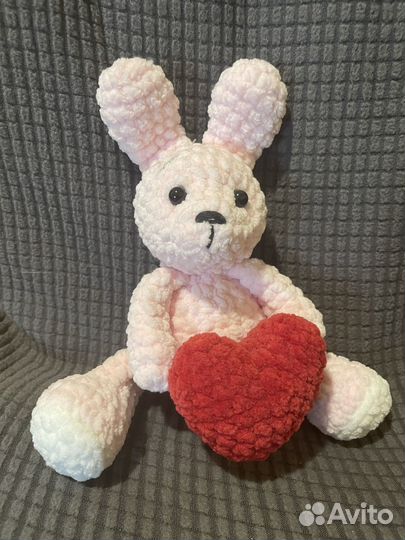 Плюшевый заяц с сердцем