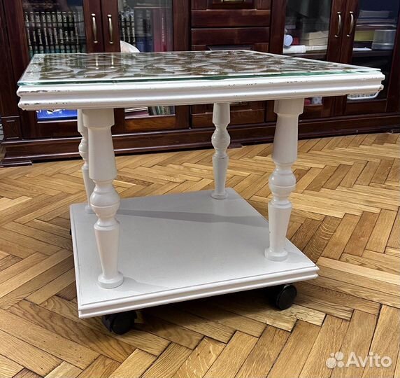 Журнальный столик на колесах