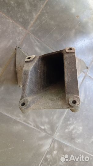 Кронштейн двигателя левый VW Transporter T2 1.6