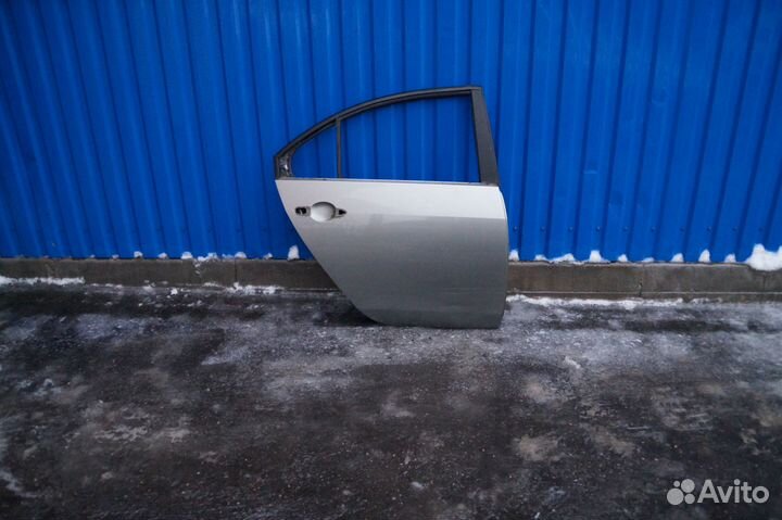 Nissan 82100-BA030 Дверь задняя правая