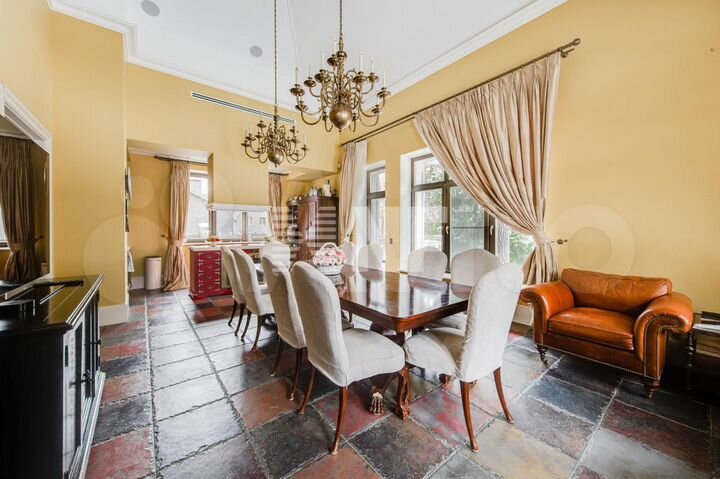 Дом 850 м² на участке 32 сот.