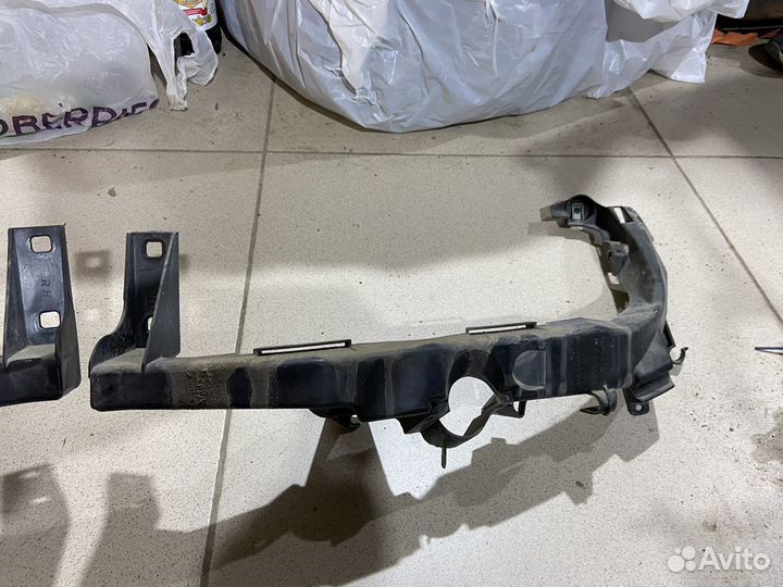 Направляющая фары левая bmw e90,e91 дорест