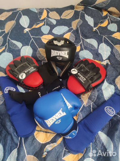 Амуниция для тайского бокса. Шлем, перчатки