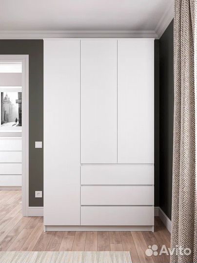 Шкаф распашной с выдвижными ящиками