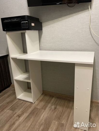 Угловой письменный стол с полками