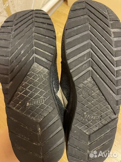 Кроссовки женские