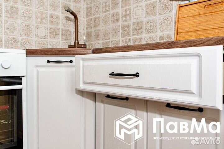 Угловой кухонный гарнитур в классическом стиле