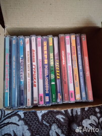 Компакт диски с поп-музыкой начала 2000-х