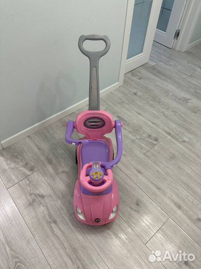 Машинка-каталка розовая с ручкой для родителя