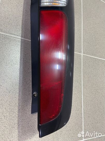 Фонарь задний левый Nissan Cube 1999 г