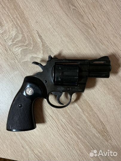 Реквизитный револьвер Denix Python