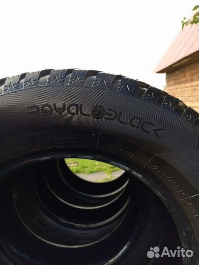 Royal Black Royal Stud 215/70 R15