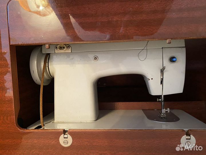 Швейная машинка Подольская-142