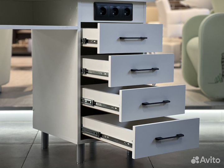 Маникюрный стол с розетками