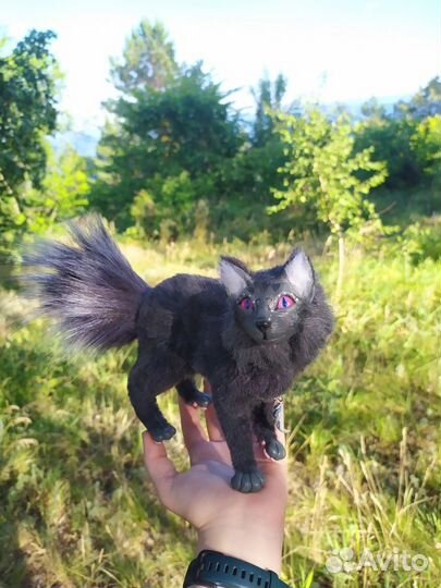 Серая кошка в смешанной технике